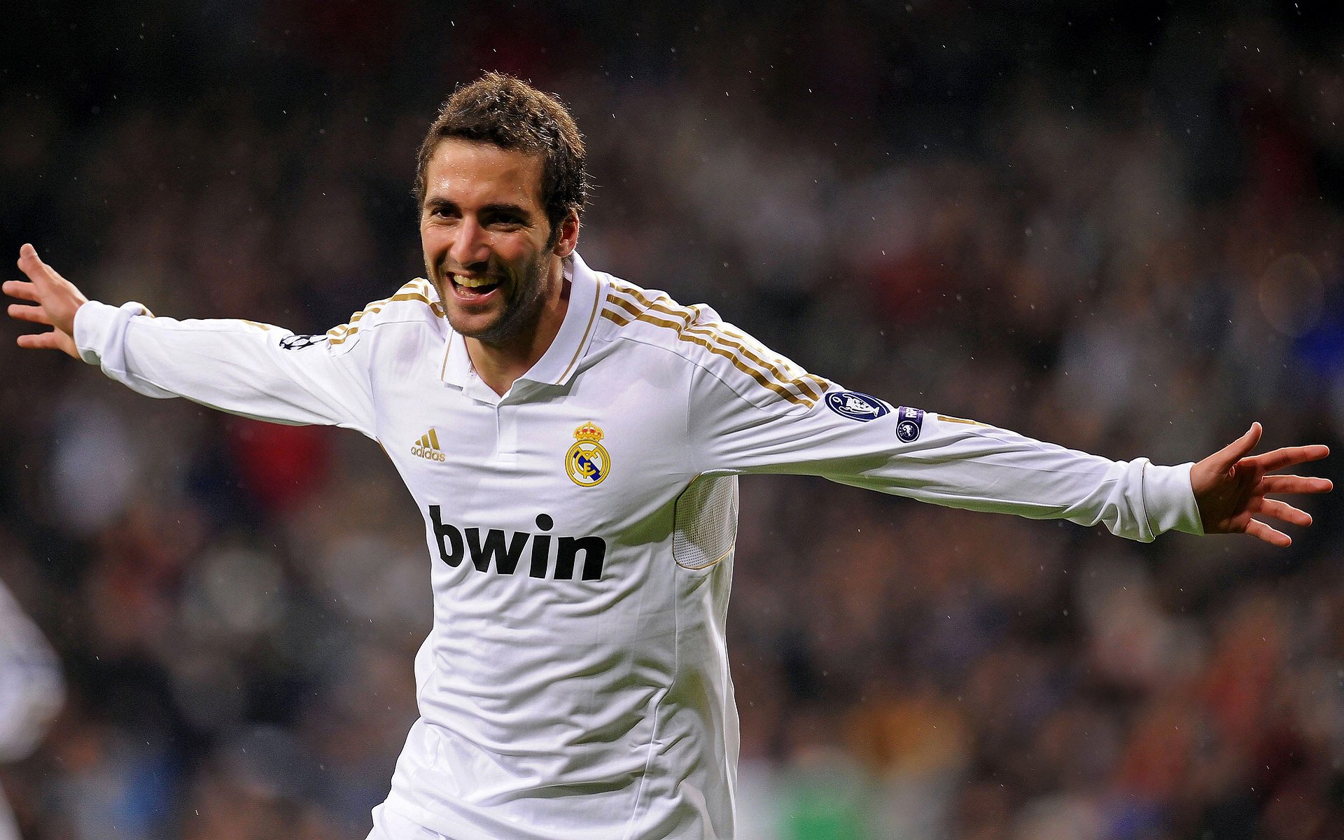 欧冠战术趋势显示边路渗透成为新兴热点，欧冠 扩军