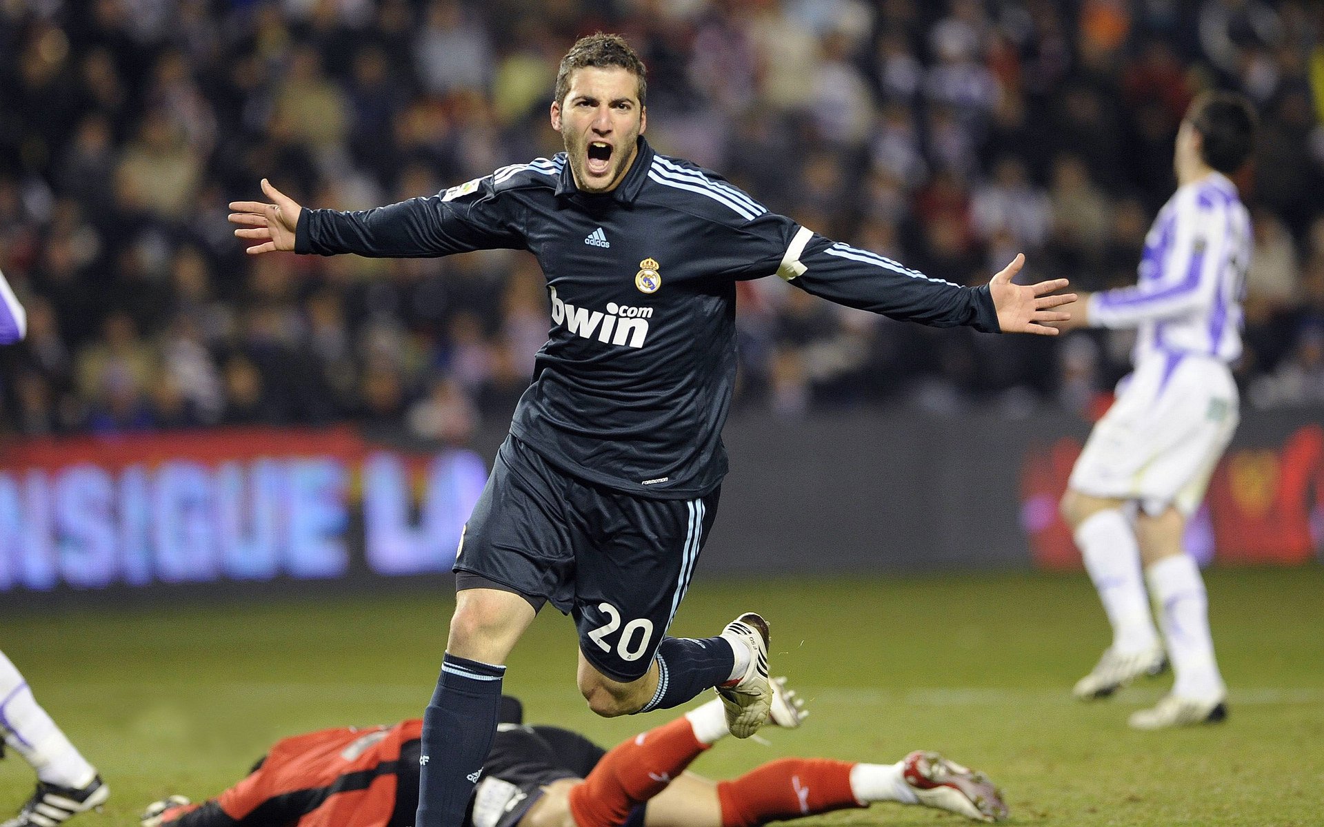 《英雄联盟》冠军联赛季后赛全面开启，冠军争夺激烈，lol季后赛冠军